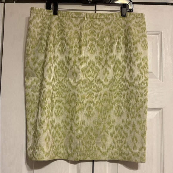 Ann Taylor Green and Cream Damask Patterned Skirt - Picture 3 of 10